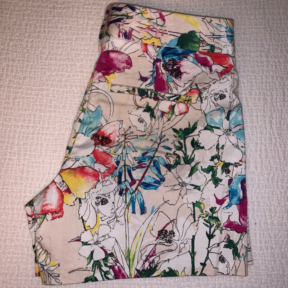 Express - Women’s White, Cream & Floral Patterned Shorts - Size 0